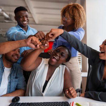 personnes-au-bureau-pendant-une-journee-de-travail